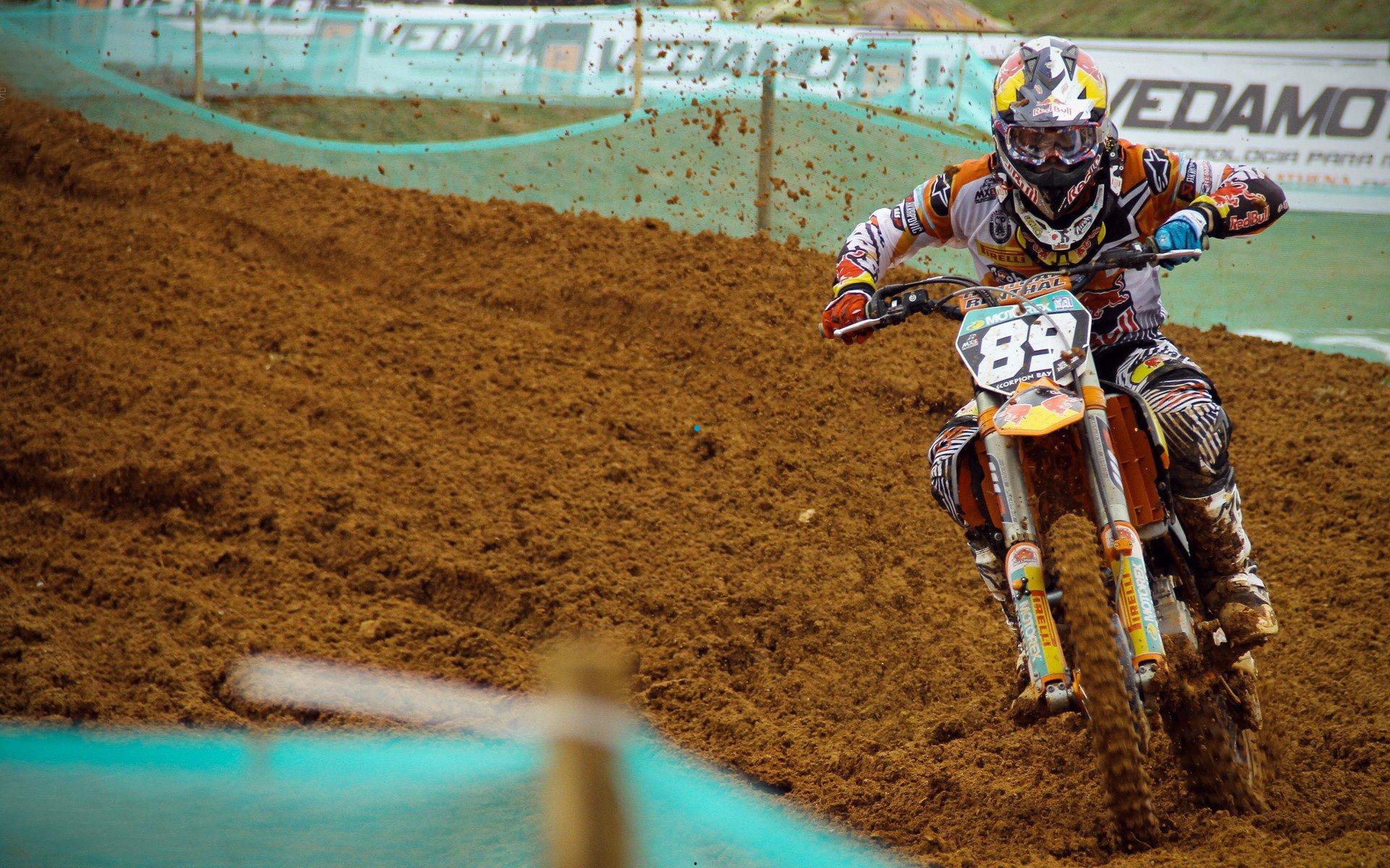 世体曝巴萨内部质疑尼科团队双重操作，续约谈判陷僵局疑遭亲属干预